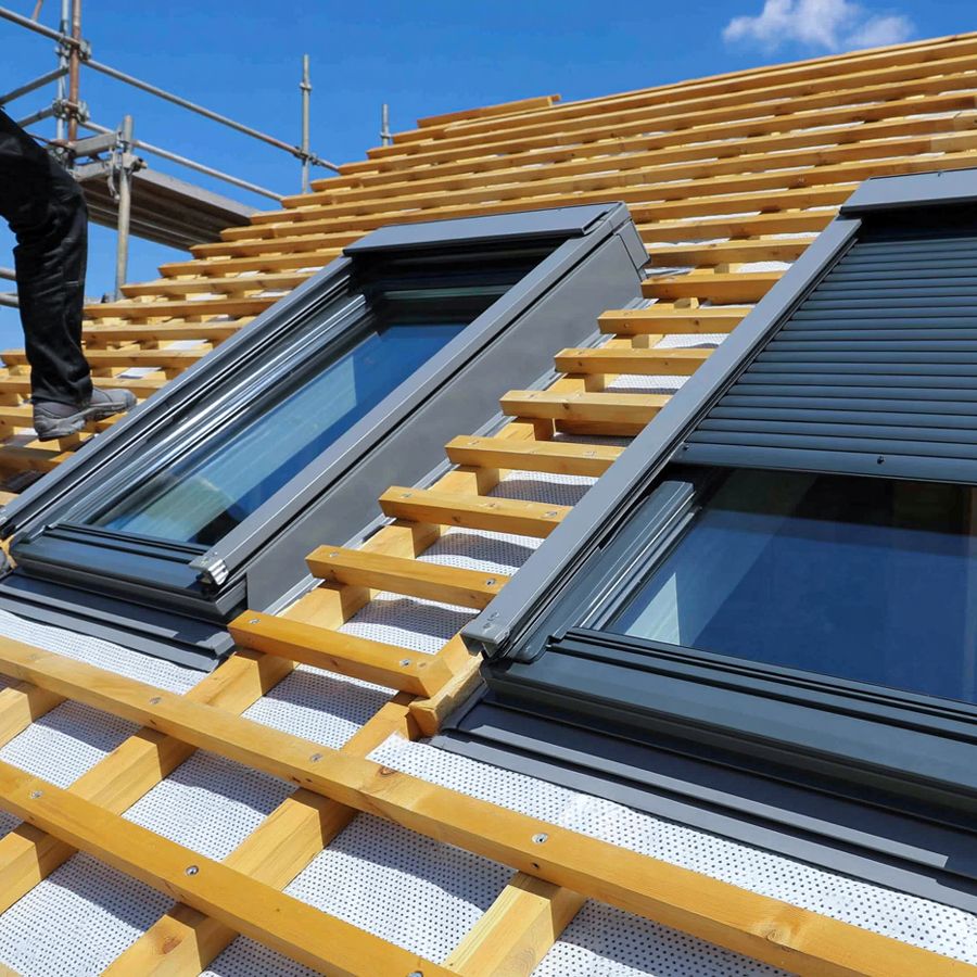 Einbau von zwei neuen Dachfenstern in der Dachlattung vor dem Eindecken des Daches