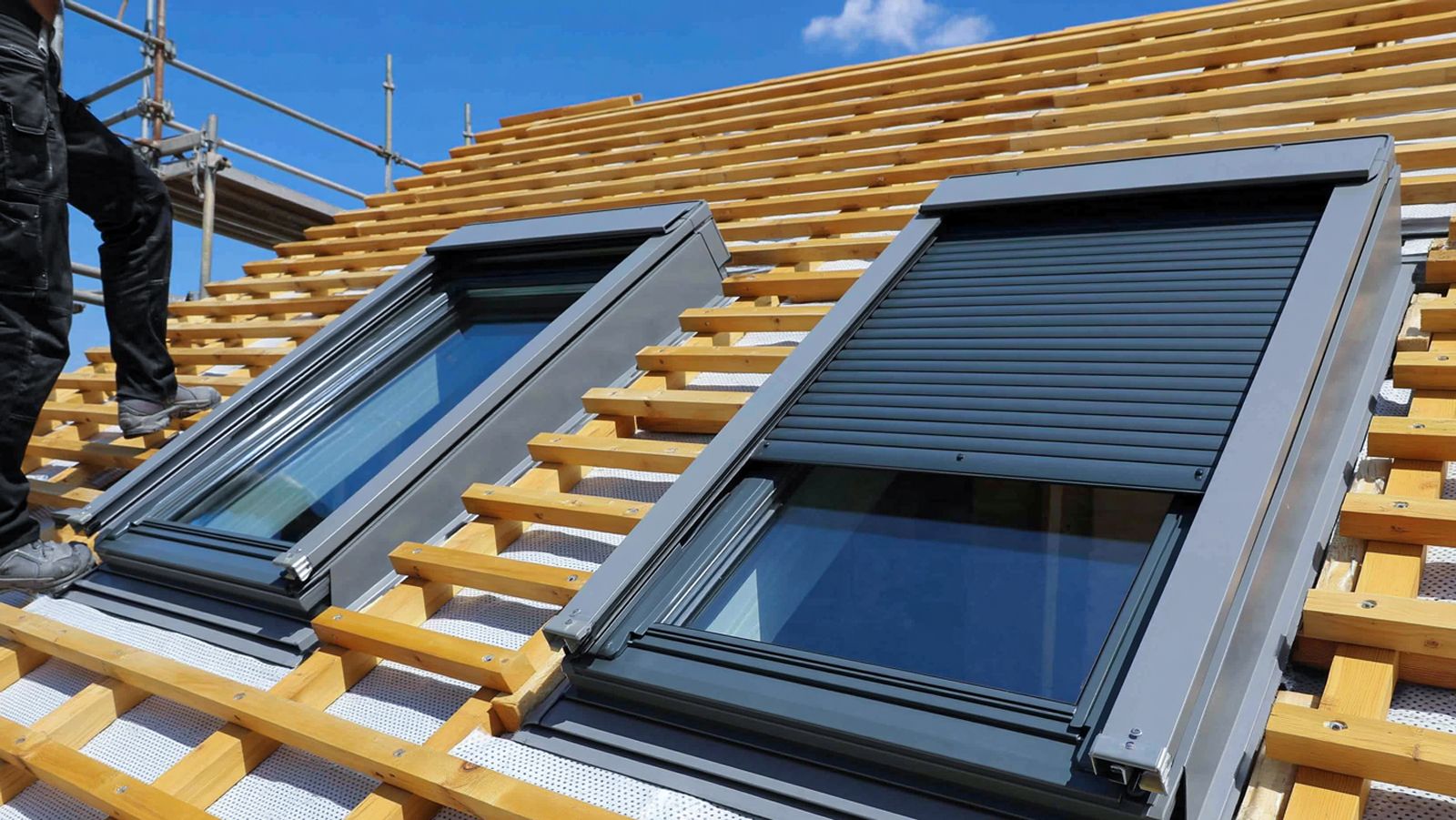 Einbau von zwei neuen Dachfenstern in der Dachlattung vor dem Eindecken des Daches