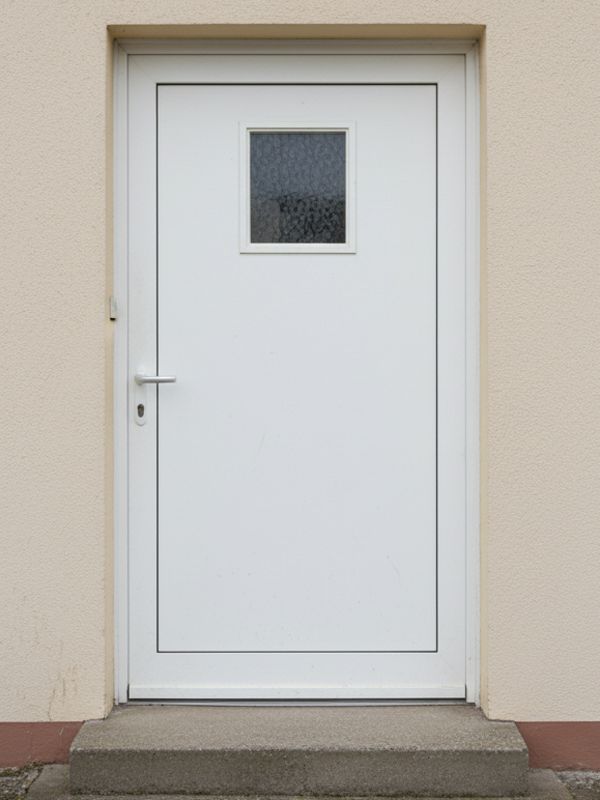 Alte Haustür vor der Modernisierung mit verwitterter Holzoberfläche und veraltetem Beschlag