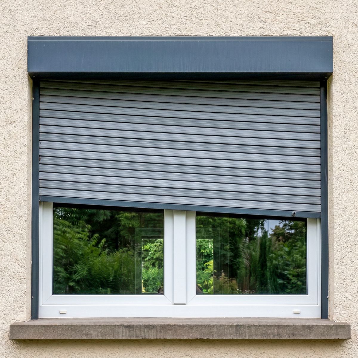 Defekter Rollladen hängt schief vor einem Fenster — typischer Fall für eine Rollladen-Reparatur