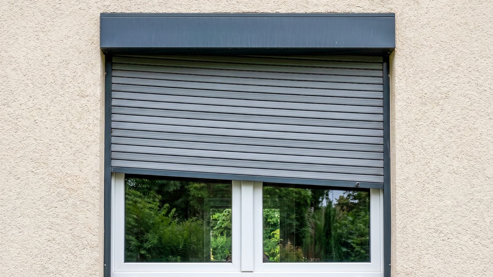 Defekter Rollladen hängt schief vor einem Fenster — typischer Fall für eine Rollladen-Reparatur in Groß-Gerau