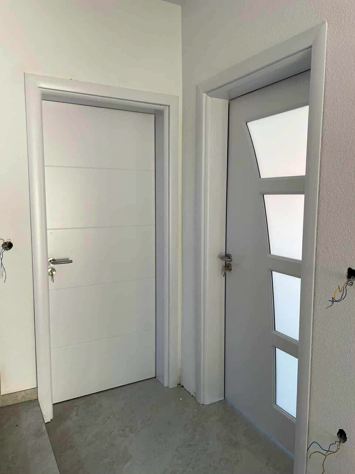 Weiße Wohnungseingangstür mit Zarge nach dem Einbau