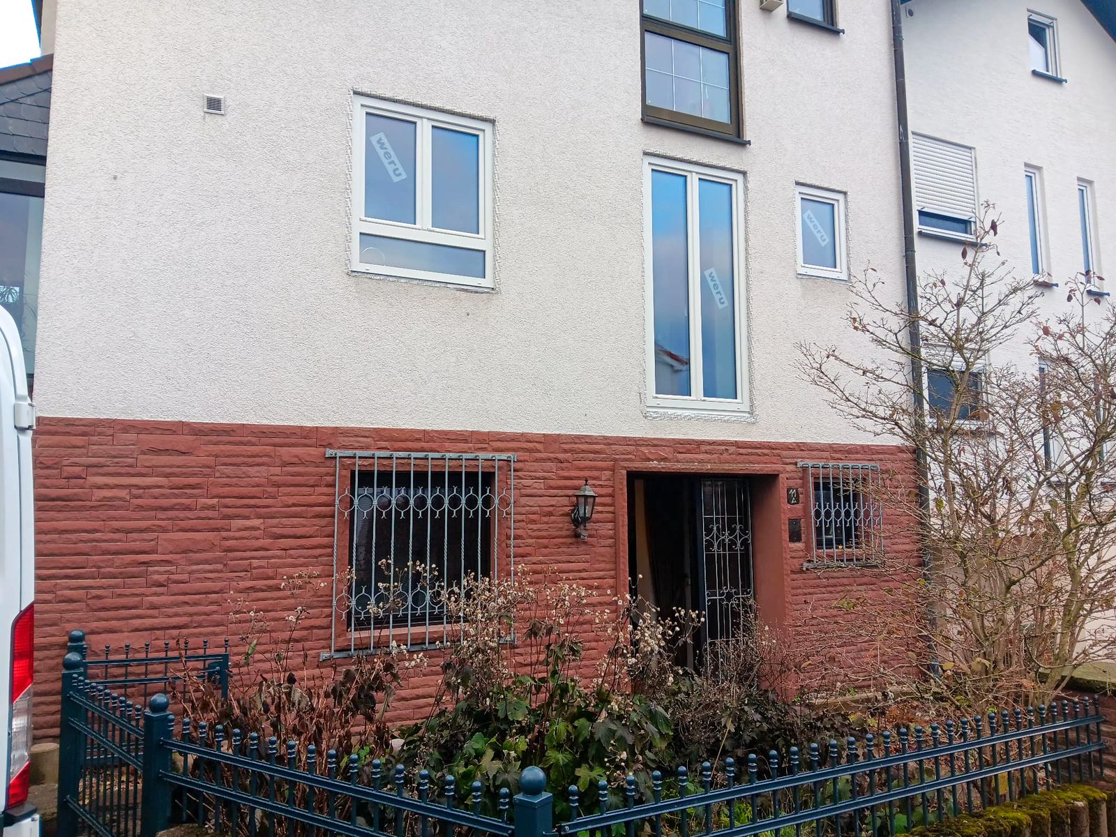Einbau bodentiefer weißer PVC-Doppelfenster von Weru