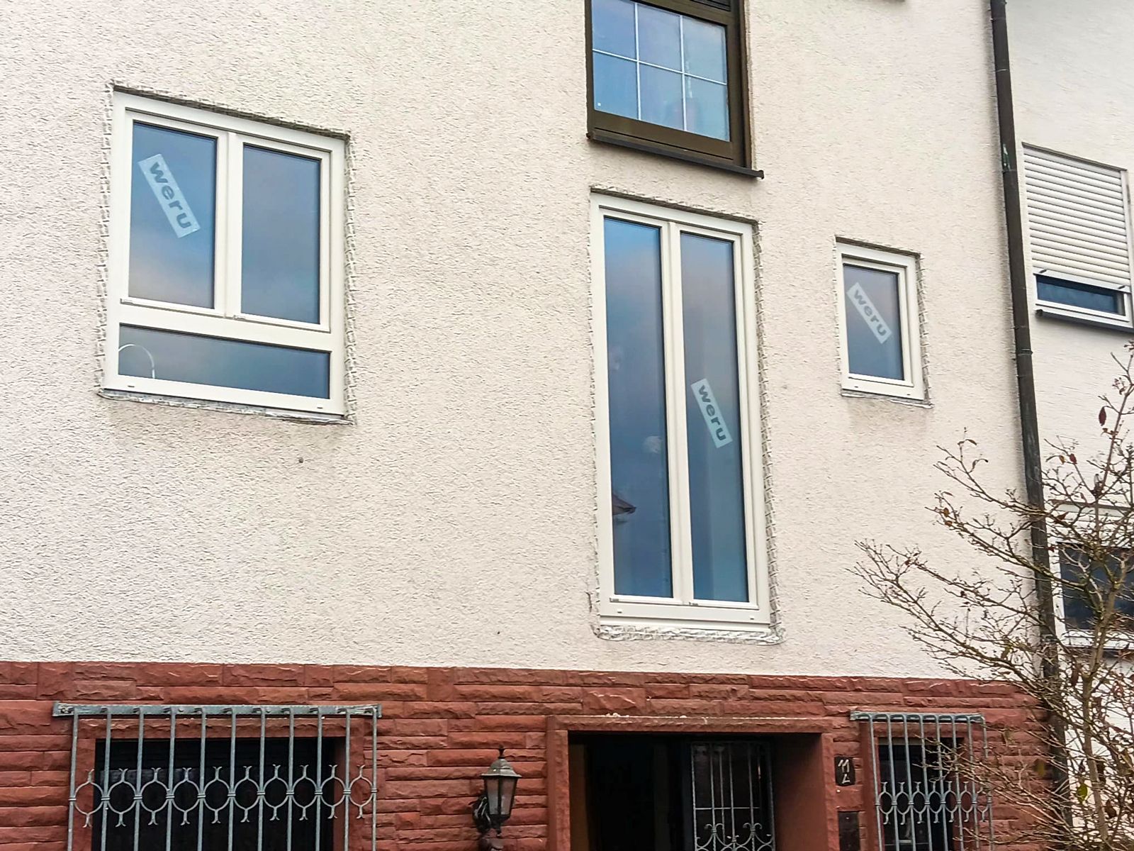 Bodentiefe weiße Weru-Doppelfenster nach abgeschlossenem Einbau