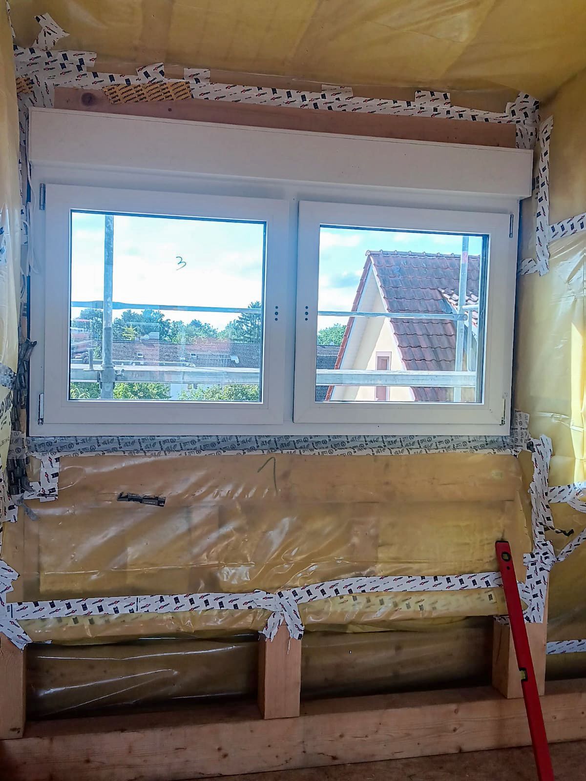 Quadratisches weißes PVC-Doppelfenster mit Rollladenkasten von innen