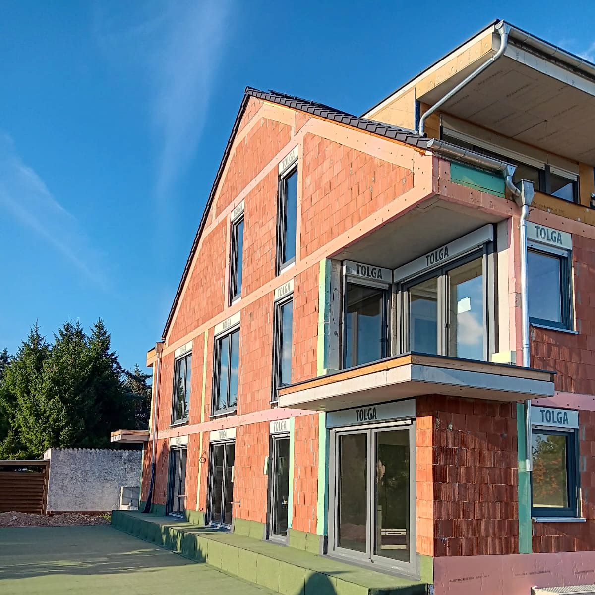 Anthrazitfarbene Balkon- und Terrassentür mit Fenster von außen